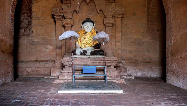 In den über 1'000 Jahre alten Tempeln von Bagan, Myanmar, gibt es die wundersamsten Buddhas zu sehen. Bagan muss man sich als eine riesige grüne Weidefläche vorstellen, die ab und zu von ein paar Bäumen und ganz „nebenbei“ von über 2.000 Tempeln unterbrochen wird. In jeder dieser Pagoden sind ein oder mehrere Buddha zu finden.